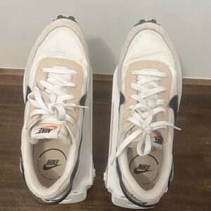 WOMEN'S NIKE WAFFLE DEBUT SNEAKERS. Size 9